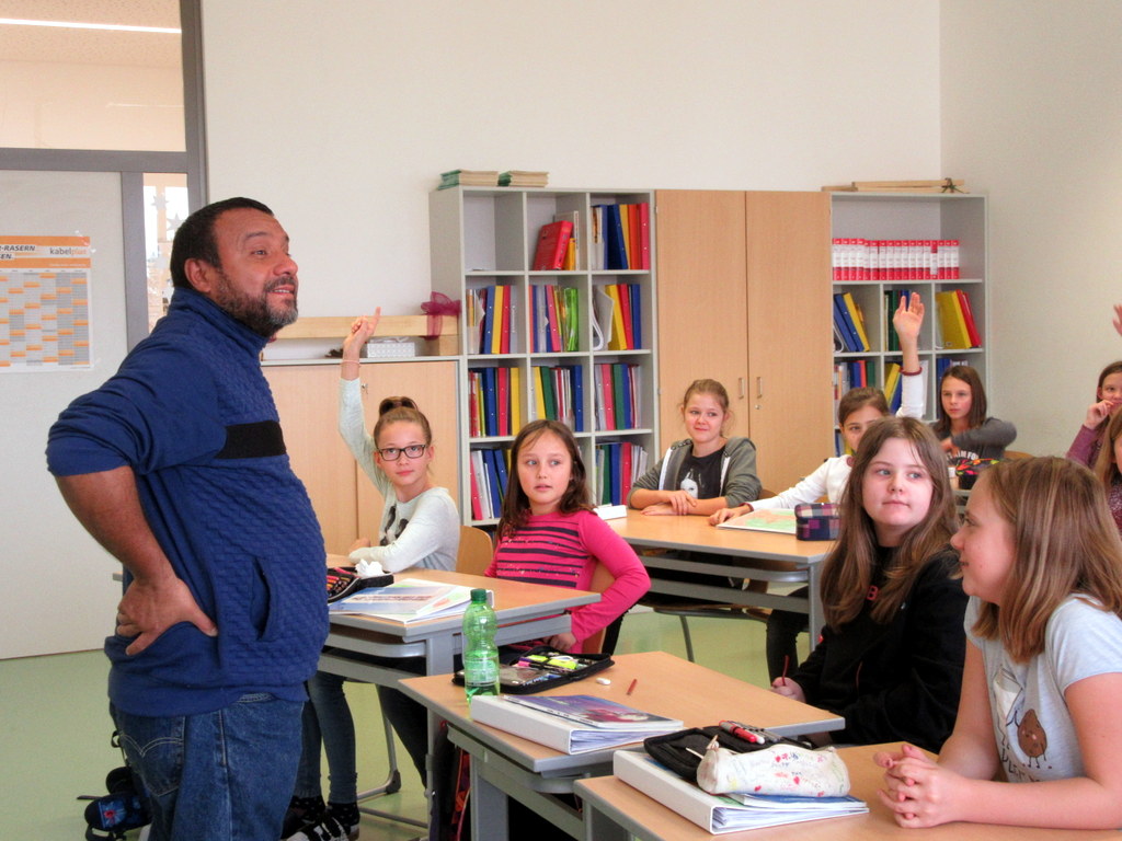 Pater Aldo besucht die Klosterschule