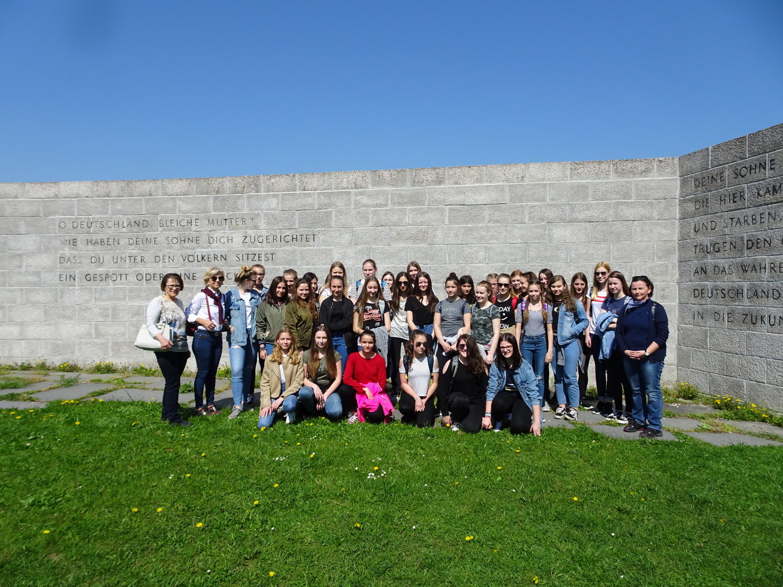 4. Klassen besuchen die Gedenkstätte in Mauthausen